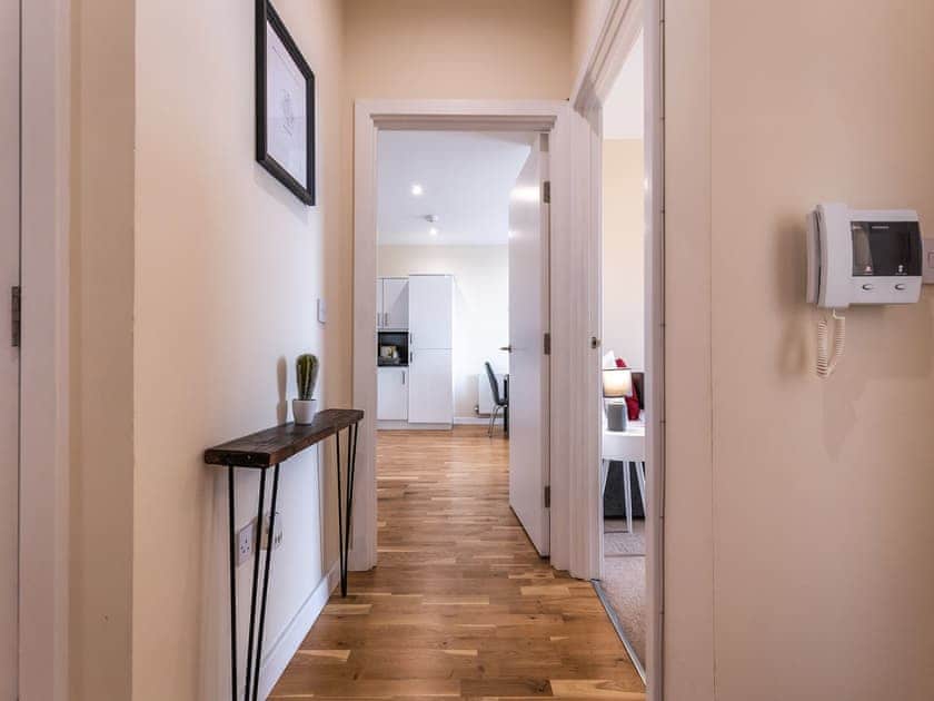 Hallway | Panorama - Bellaire Stays, Ashford