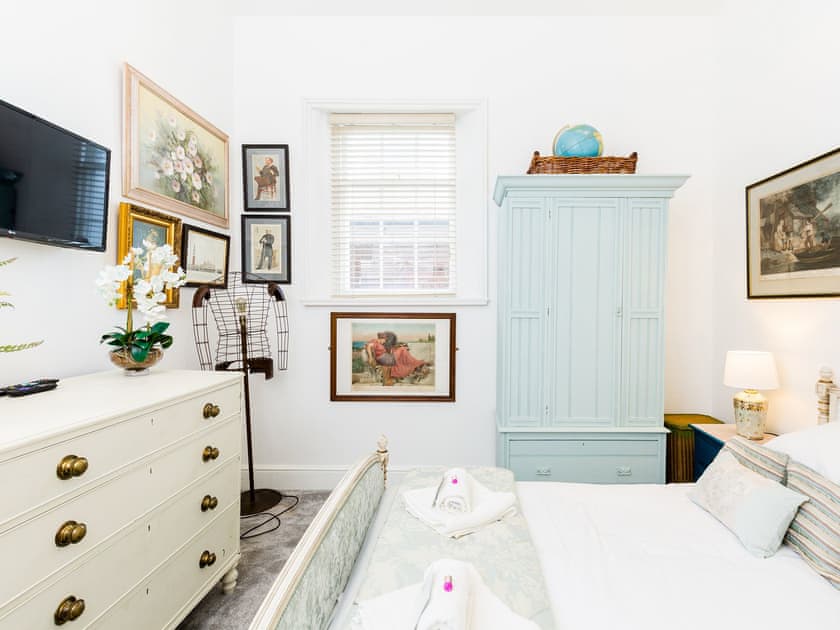 Double bedroom | Apartment 10 - Judges Lodgings, Gloucester