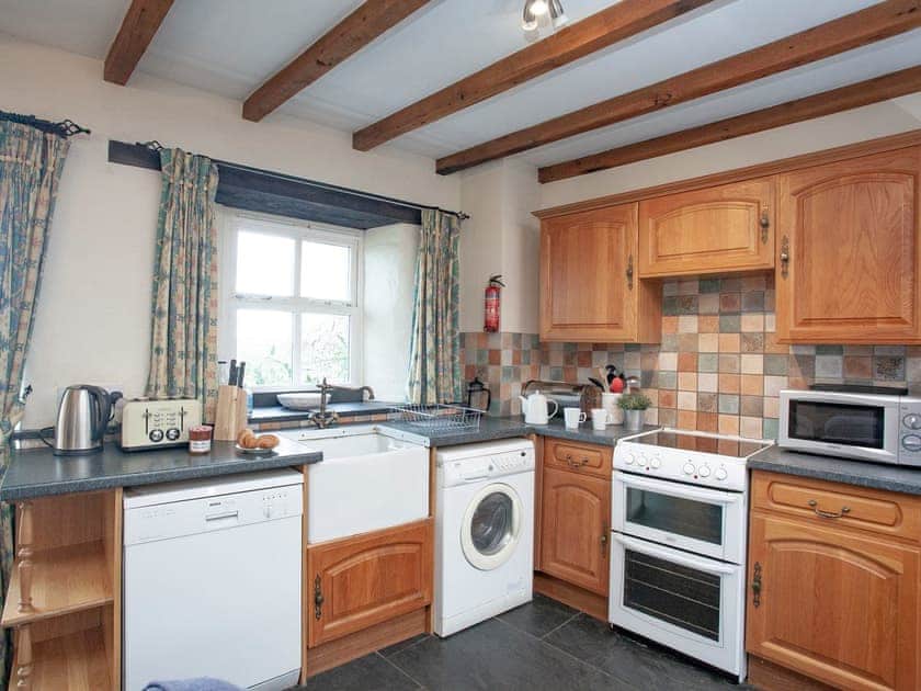 Kitchen | The Roundhouse - Higher Tresmorn Cottages, Tresmorn, Bude