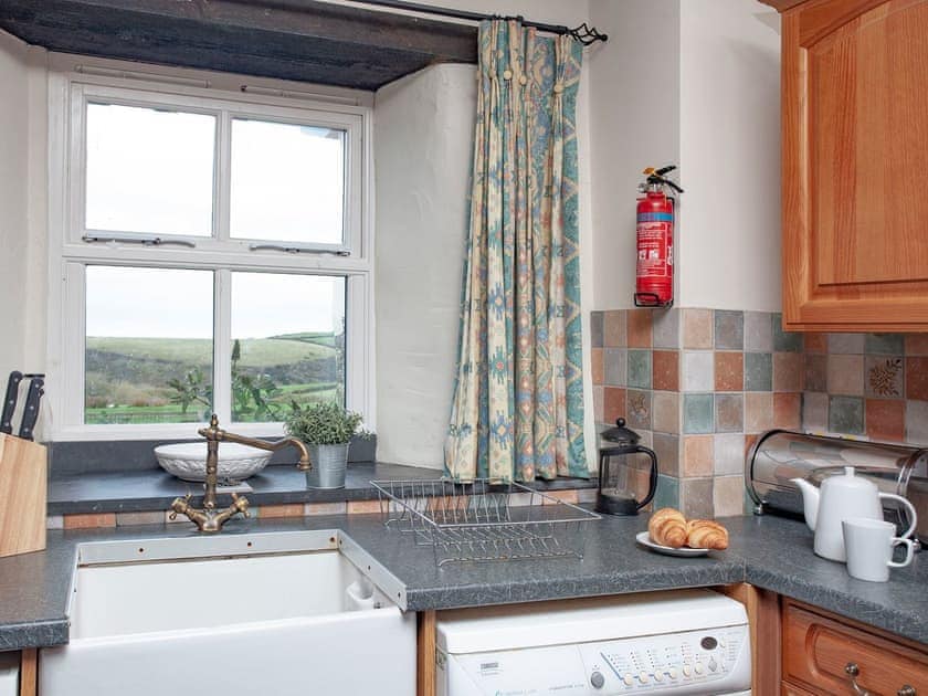 Kitchen | The Roundhouse - Higher Tresmorn Cottages, Tresmorn, Bude
