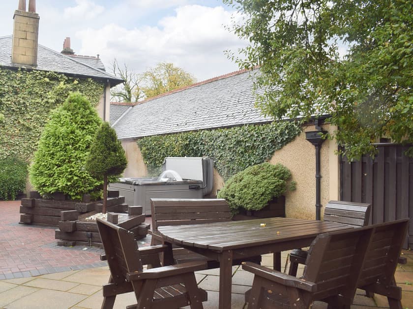 Sitting-out-area | Tennox House - Tennox Farm, Kilbirnie