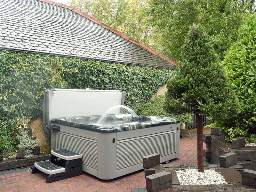 Hot tub | Tennox House - Tennox Farm, Kilbirnie