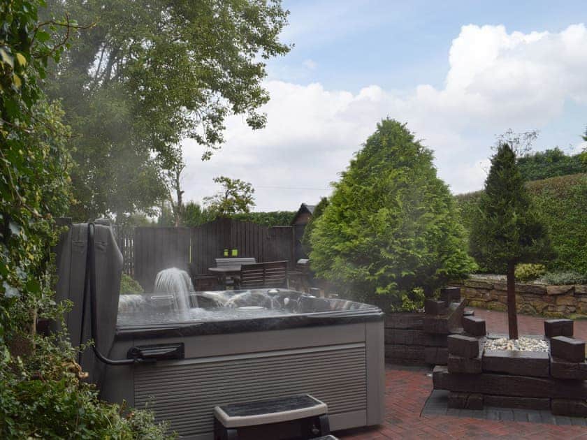 Hot tub | Tennox House - Tennox Farm, Kilbirnie