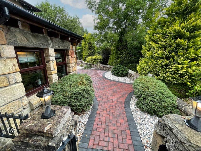 Garden and grounds | Tennox House - Tennox Farm, Kilbirnie