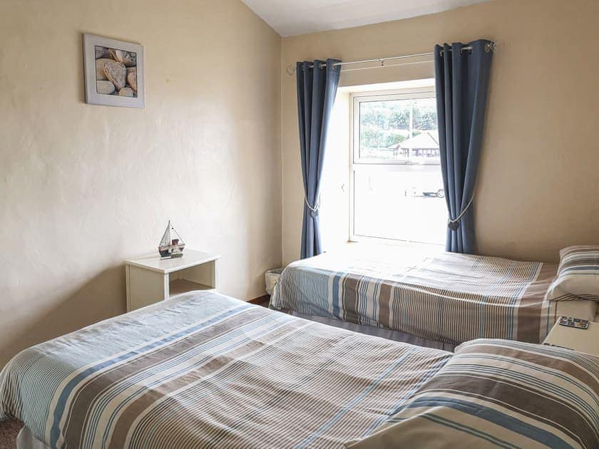 Twin bedroom | Seacrest Cottage - Bron Y Wendon Holiday Park, Llanddulas, near Llandudno