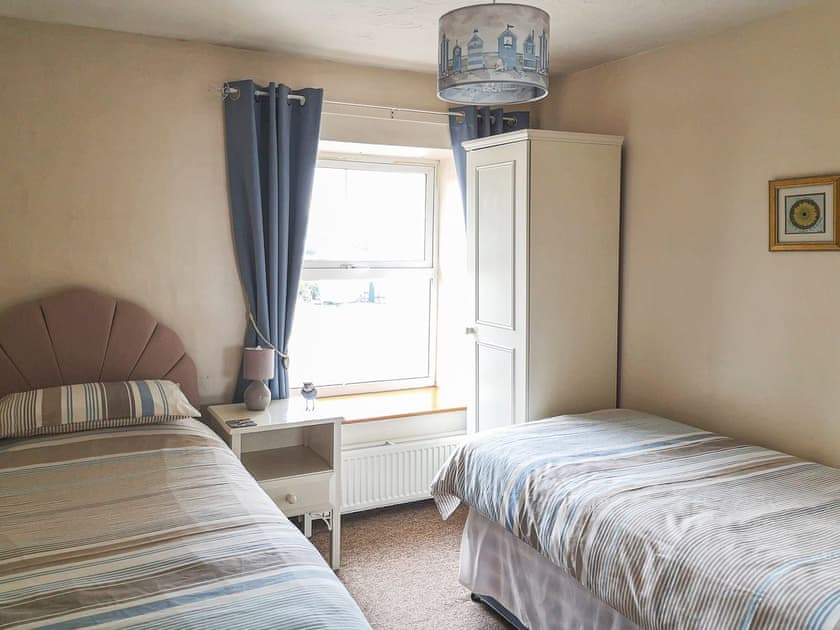Twin bedroom | Seacrest Cottage - Bron Y Wendon Holiday Park, Llanddulas, near Llandudno