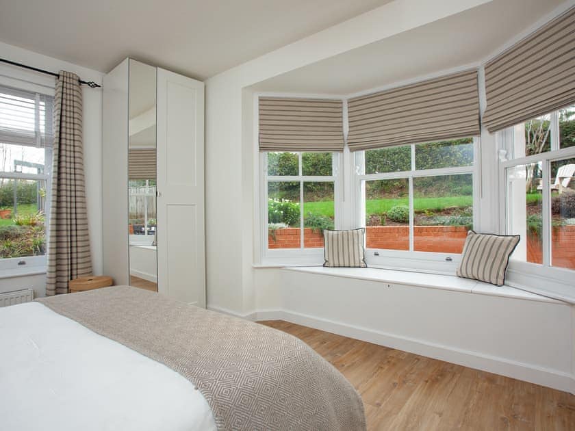 Bedroom with king size bed and en suite  | Haldon View, Lympstone