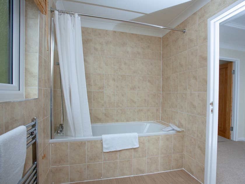 Bathroom | Over Lake Apartment - Indio Lake, Bovey Tracey