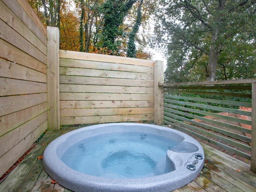 Hot tub | Over Lake Apartment - Indio Lake, Bovey Tracey