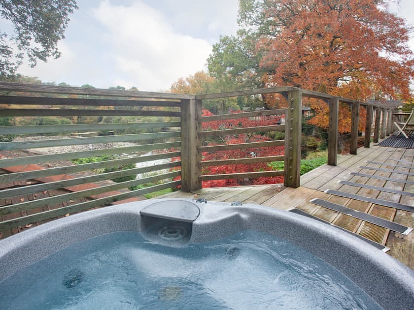 Hot tub | Over Lake Apartment - Indio Lake, Bovey Tracey