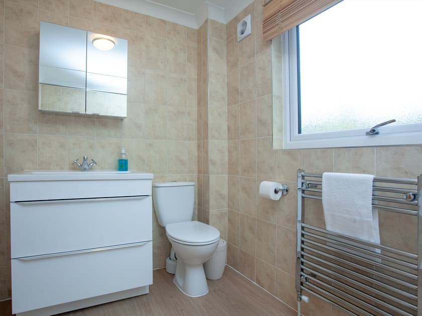 Bathroom | Over Lake Apartment - Indio Lake, Bovey Tracey