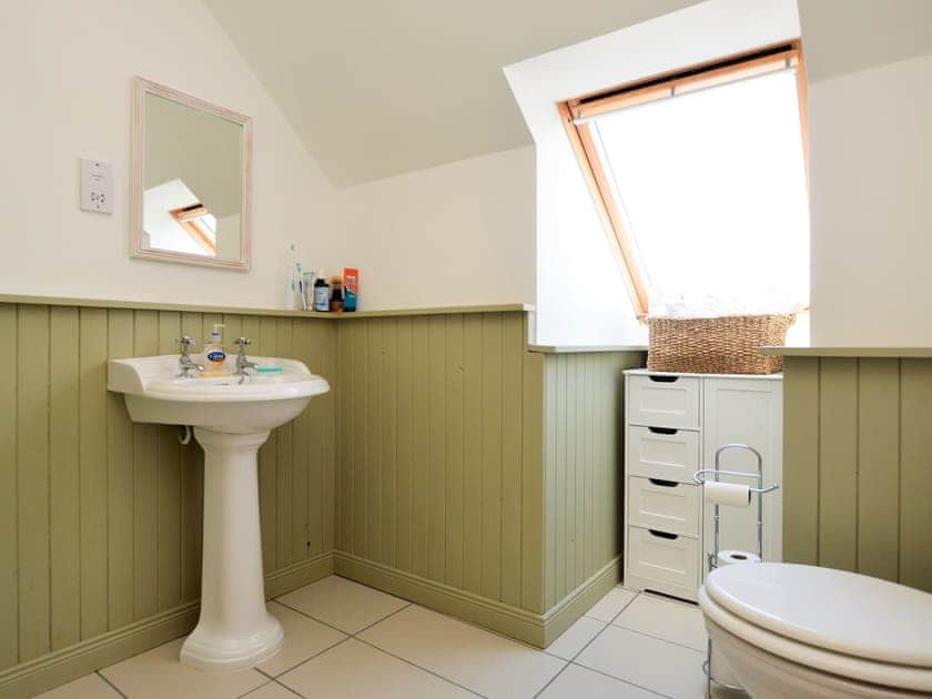 Bathroom | High Beach Cottage, Kames