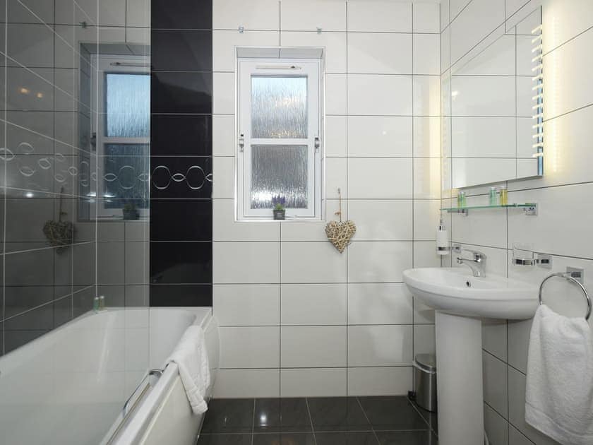 Bathroom | Reindeer Retreat - Silverglades Holiday Homes, Aviemore