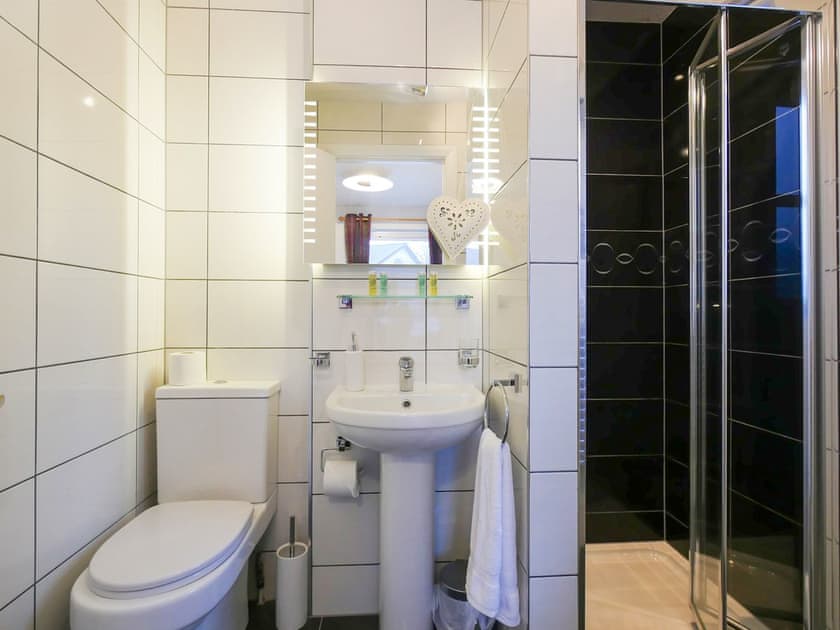 Bathroom | Reindeer Retreat - Silverglades Holiday Homes, Aviemore