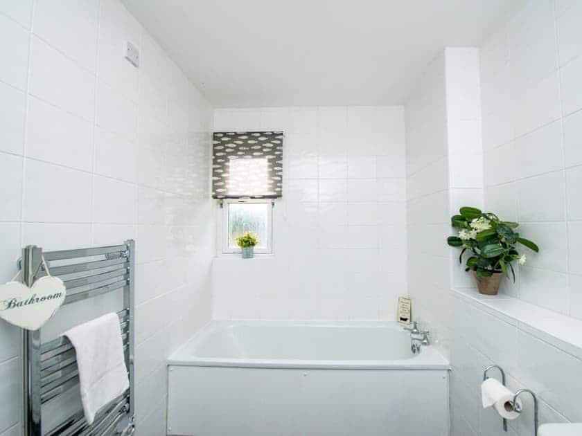 Bathroom | The Cairngorm - Silverglades Holiday Homes, Aviemore
