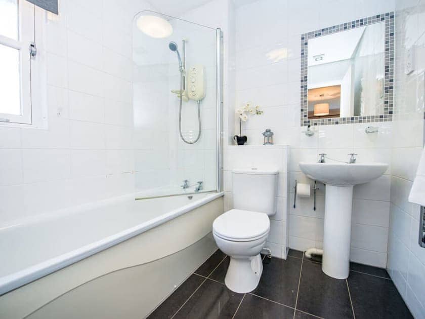 Bathroom | The Cairngorm - Silverglades Holiday Homes, Aviemore