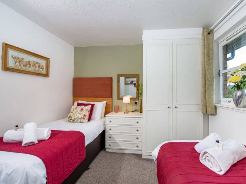 Twin bedroom | Dalmore - Silverglades Holiday Homes, Aviemore