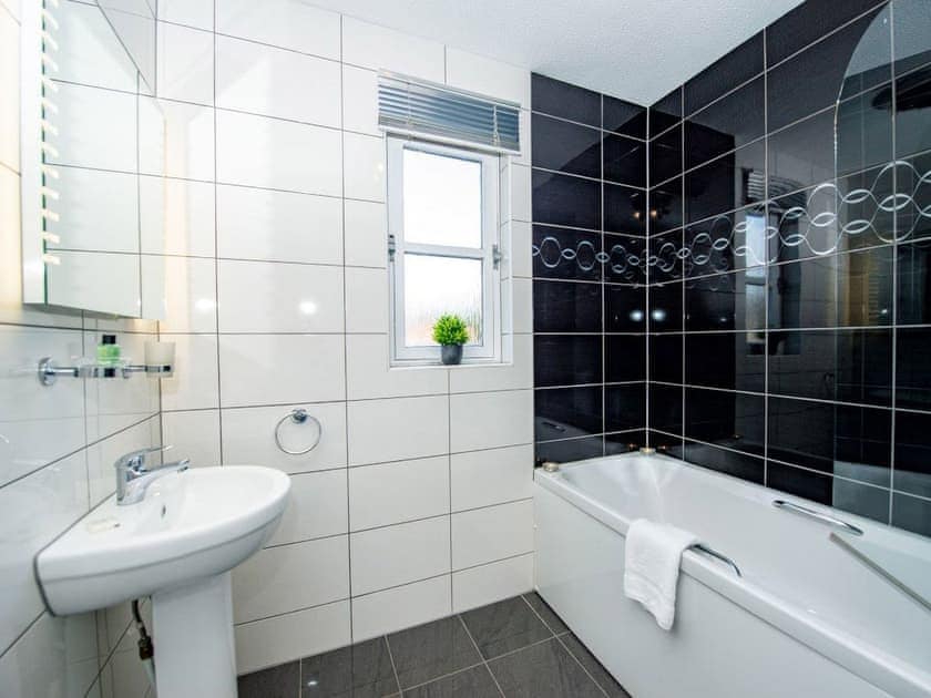 Bathroom | Dalmore - Silverglades Holiday Homes, Aviemore