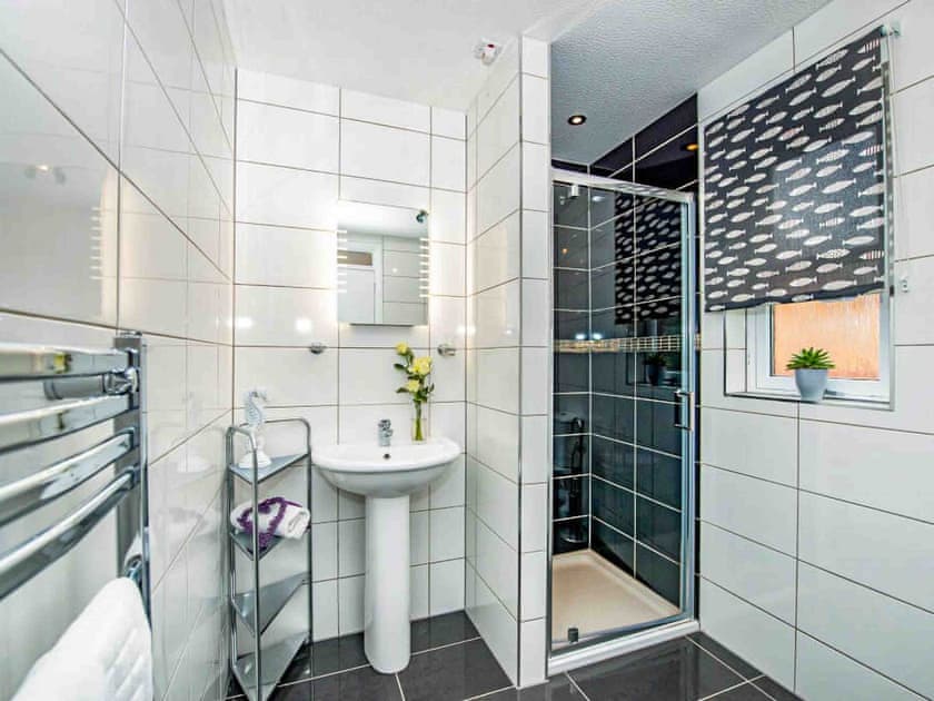 Bathroom | Mountain View - Silverglades Holiday Homes, Aviemore