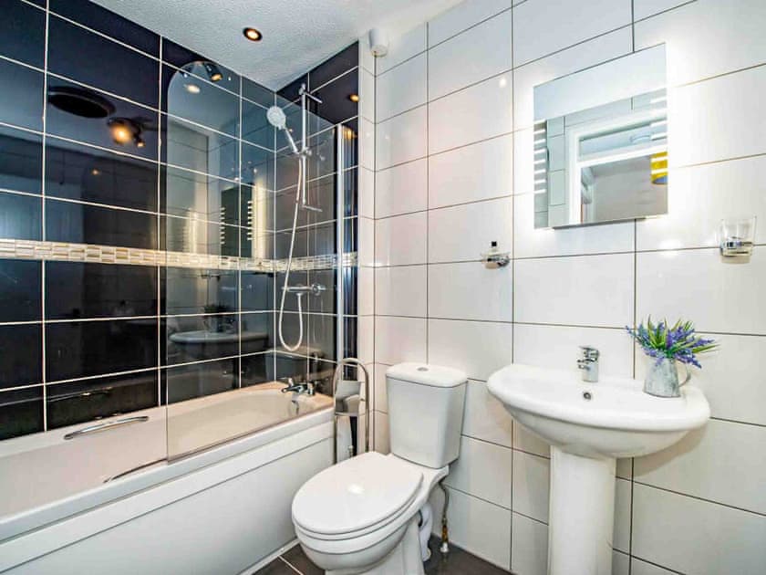 Bathroom | Mountain View - Silverglades Holiday Homes, Aviemore