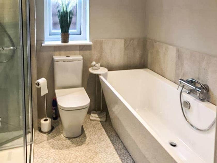 Bathroom | Snowy Owl Lodge - Silverglades Holiday Homes, Aviemore