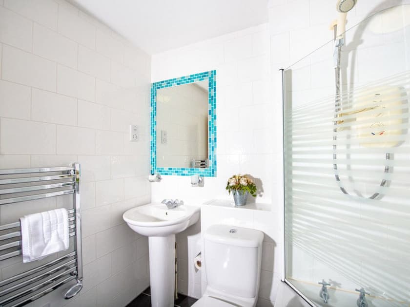Bathroom | Applewood Cottage - Silverglades Holiday Homes, Aviemore