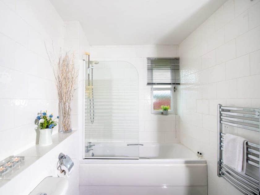 Bathroom | Applewood Cottage - Silverglades Holiday Homes, Aviemore