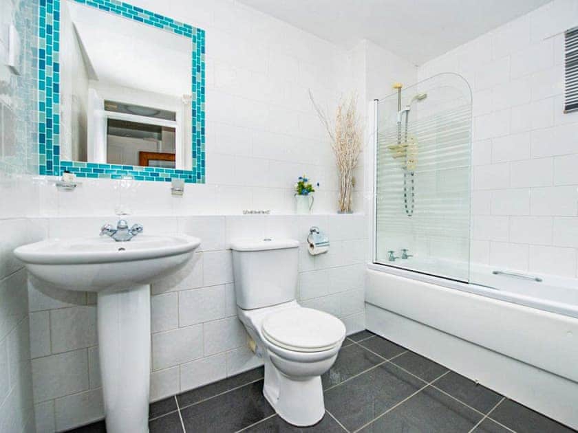 Bathroom | Applewood Cottage - Silverglades Holiday Homes, Aviemore