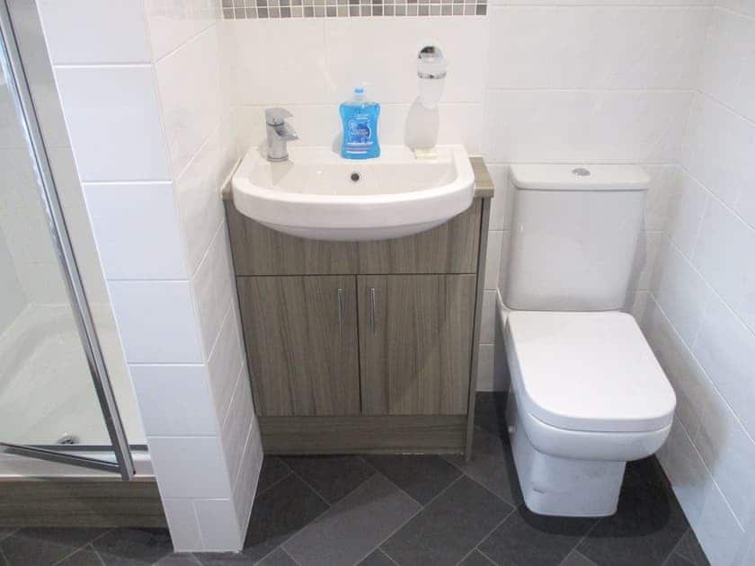 Bathroom | Birchdale Cottage - Silverglades Holiday Homes, Aviemore