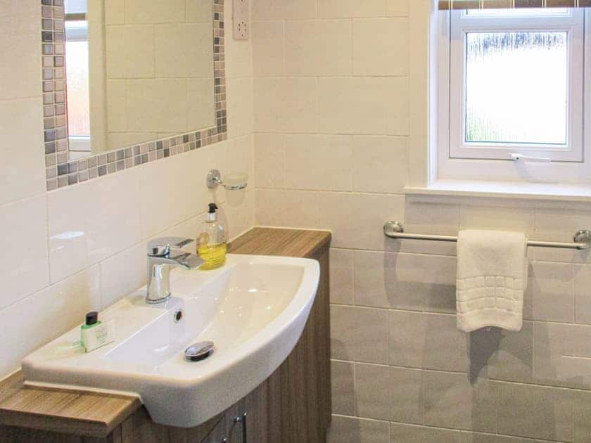 Bathroom | Birchdale Cottage - Silverglades Holiday Homes, Aviemore