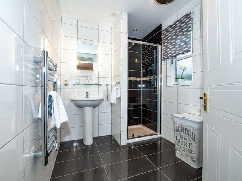 Bathroom | Cairngorm View - Silverglades Holiday Homes, Aviemore