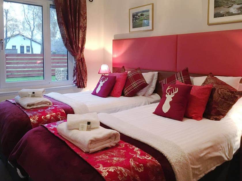 Twin bedroom | The Eagle - Silverglades Holiday Homes, Aviemore
