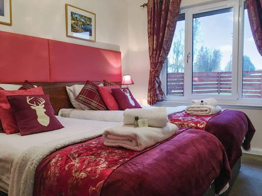 Twin bedroom | The Eagle - Silverglades Holiday Homes, Aviemore