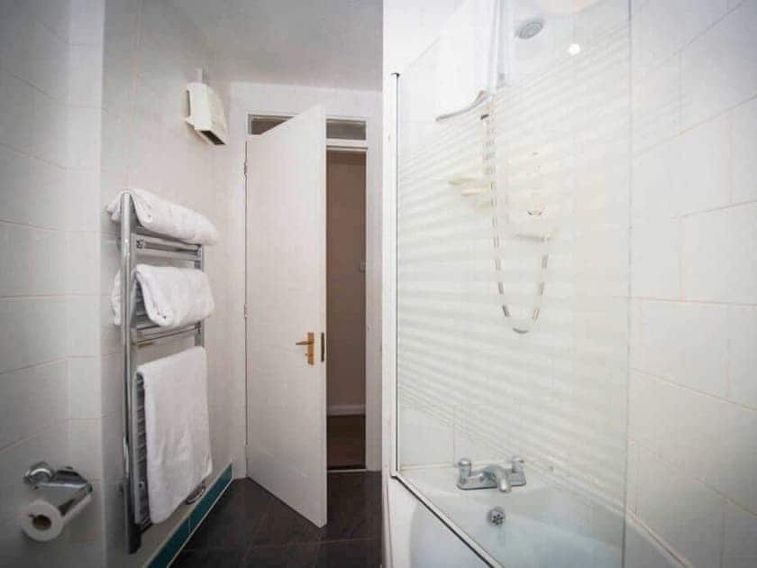 Bathroom | The Eagle - Silverglades Holiday Homes, Aviemore