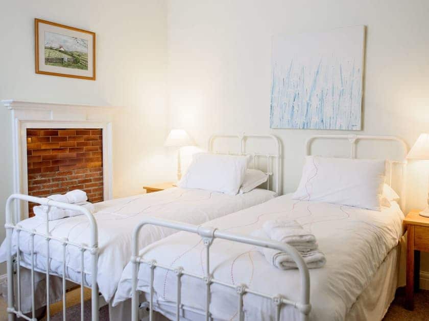 Twin bedroom | Langetot - Stowlangtoft Estate, Bury St. Edmunds