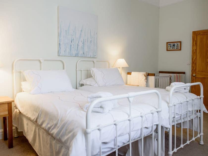 Twin bedroom | Langetot - Stowlangtoft Estate, Bury St. Edmunds