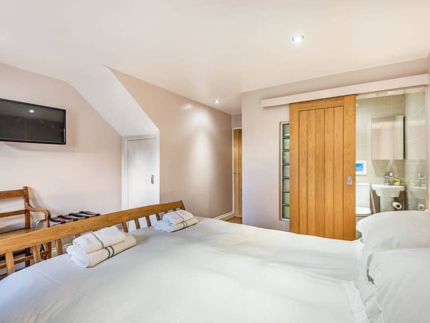 Master bedroom | Stack View Cottage - Anglesey Seaviews, Penrhos Feilw, near Trearddur Bay