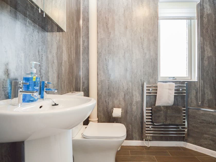 Shower room | 6 Deercroft Lodge, Dunoon