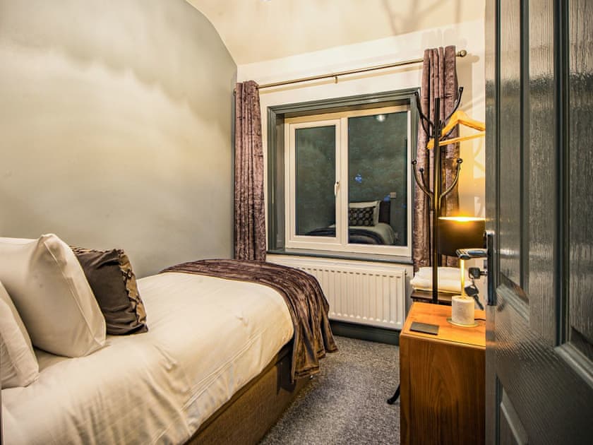 Single bedroom | Barnston House, Heswall, Wirral