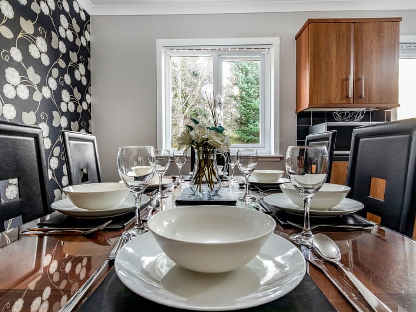 Dining Area | Cliff View - Clover Holidays, Perth