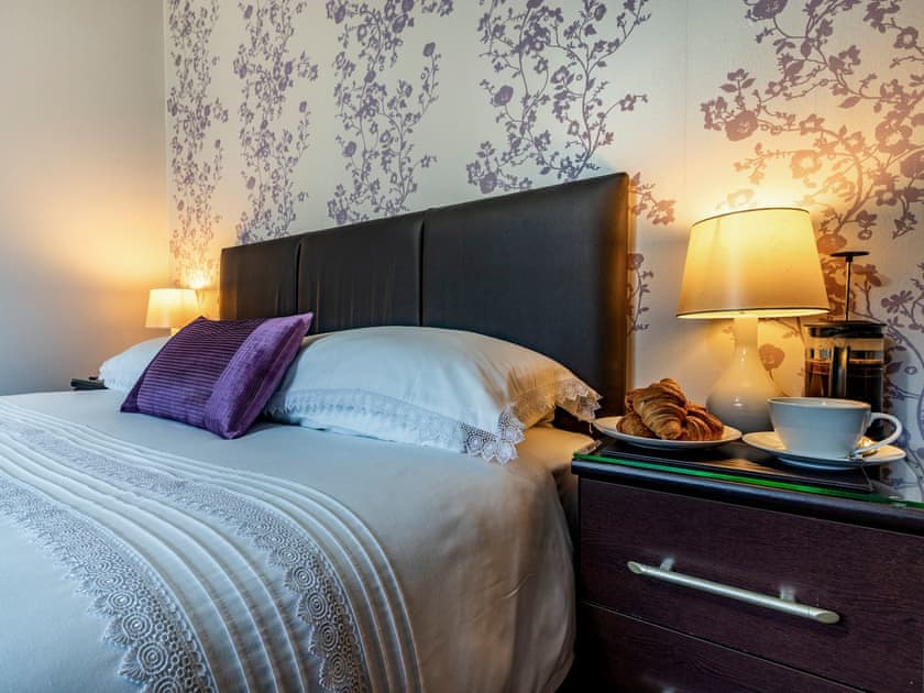 Double bedroom | Cliff View - Clover Holidays, Perth