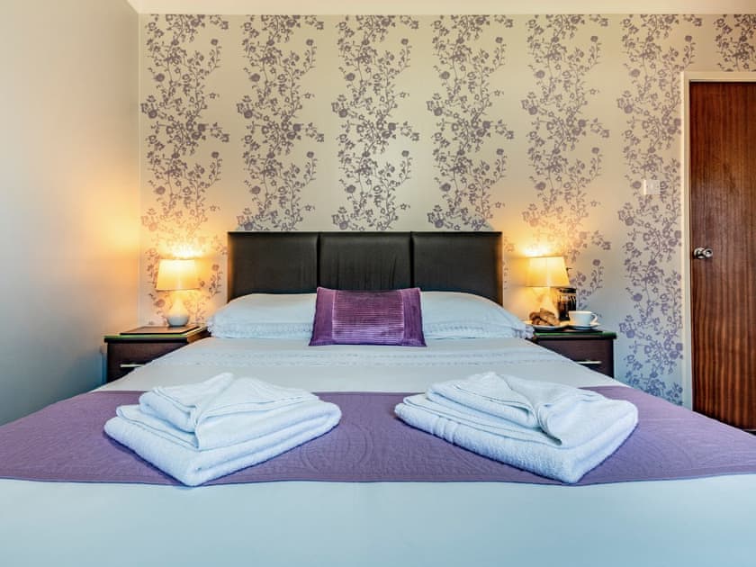 Double bedroom | Cliff View - Clover Holidays, Perth