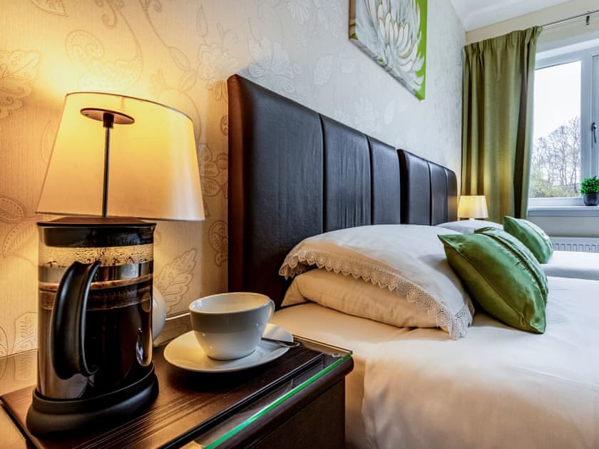 Double bedroom | Cliff View - Clover Holidays, Perth