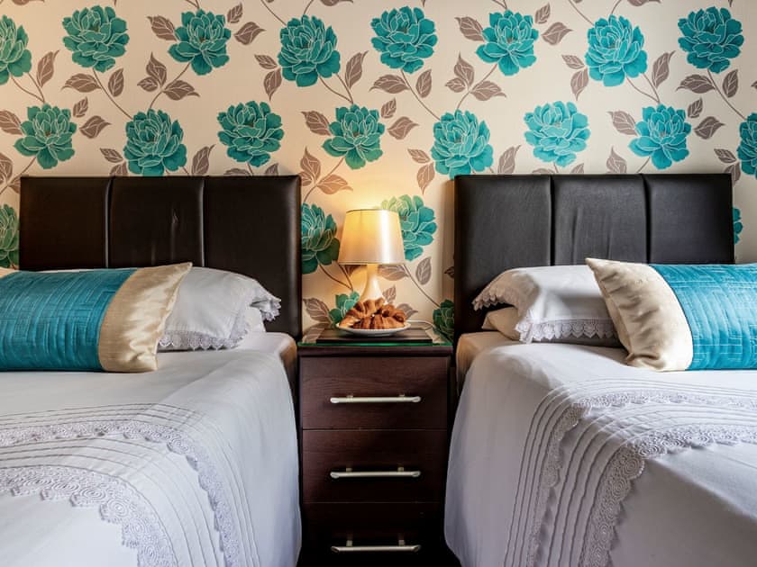 Twin bedroom | Cliff View - Clover Holidays, Perth