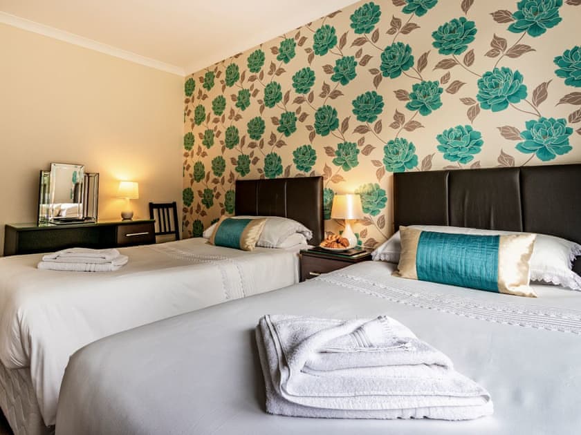 Twin bedroom | Cliff View - Clover Holidays, Perth