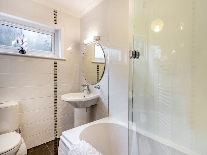 Bathroom | Cliff View - Clover Holidays, Perth