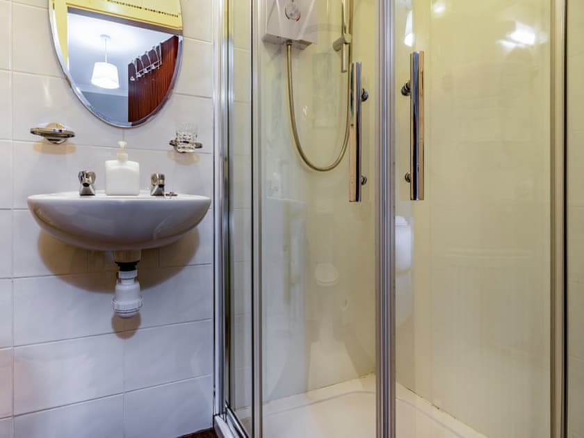 Shower room | Cliff View - Clover Holidays, Perth