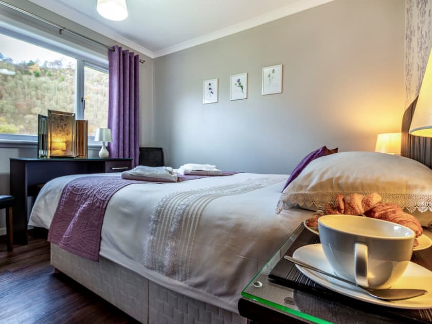 Double bedroom | Cliff View - Clover Holidays, Perth