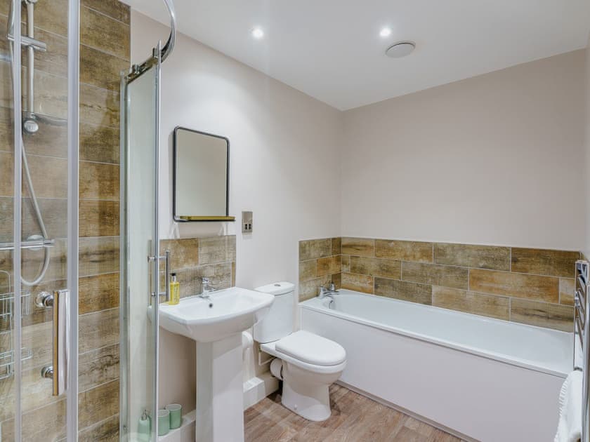 Shower room | 4 Eastgate - Eastgate House Apartments, Andover