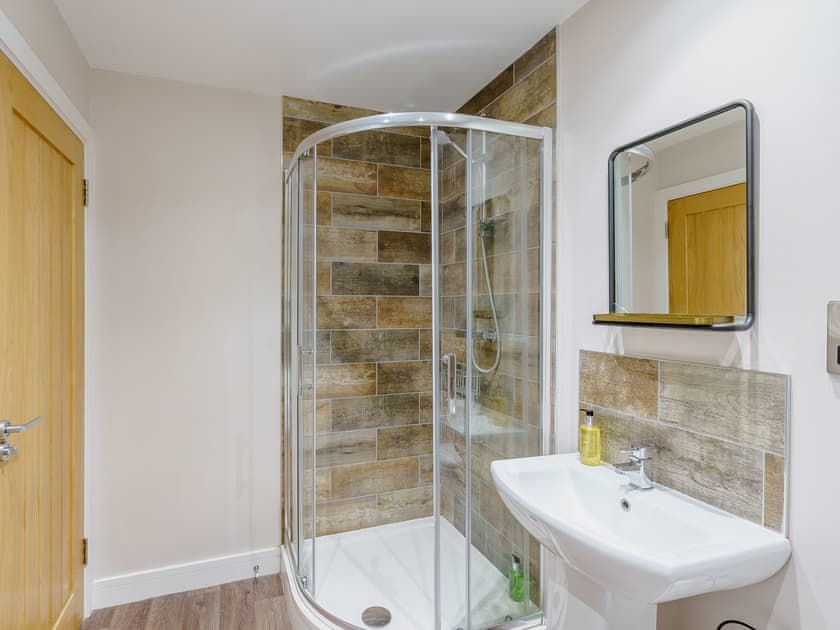 Shower room | 4 Eastgate - Eastgate House Apartments, Andover